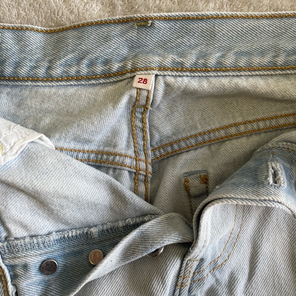 Levi’s high waisted jean shorts size 28 - Picture 2 of 4